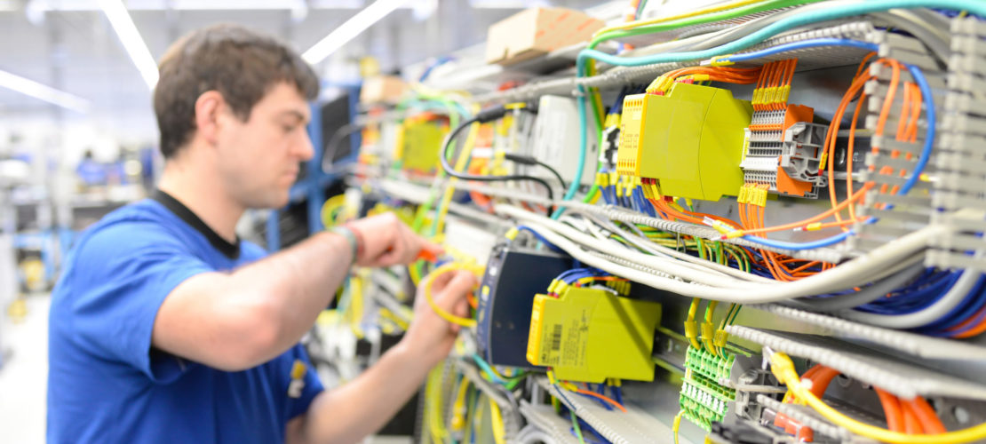 Montage von Elektronik in einer Fabrik für Maschinenbau in der Industrie