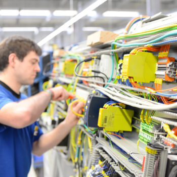 Montage von Elektronik in einer Fabrik für Maschinenbau in der Industrie