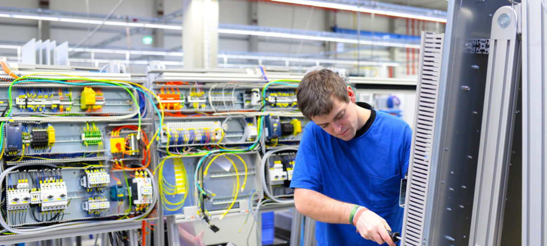 Montage von Schaltschränken in einer Fabrik
