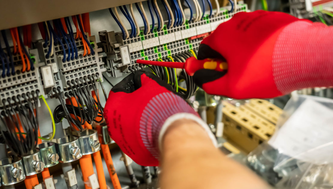 Steuerungstechniker bei der Inbetriebnahme einer Maschine