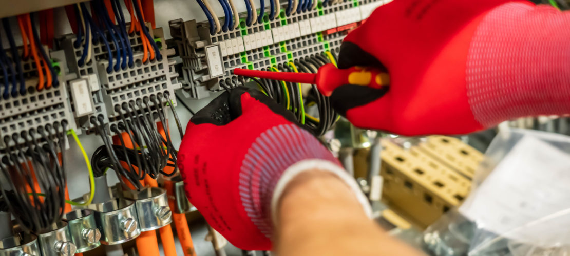 Steuerungstechniker bei der Inbetriebnahme einer Maschine